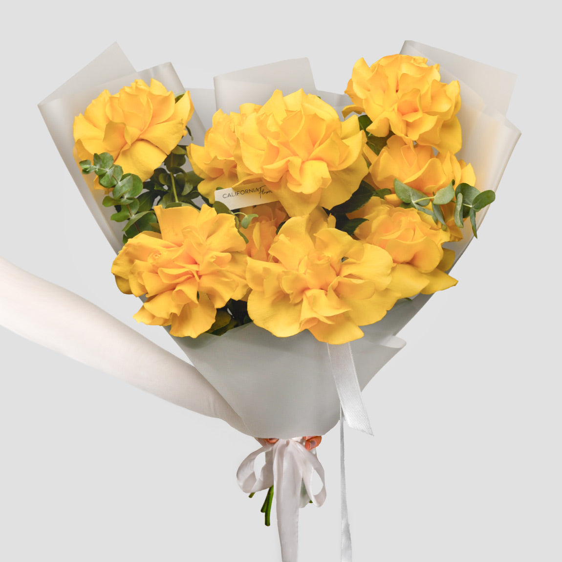 Flori de Paste - California Flowers, Buchet 7 trandafiri speciali galbeni si eucalipt, californiaflowers.mom