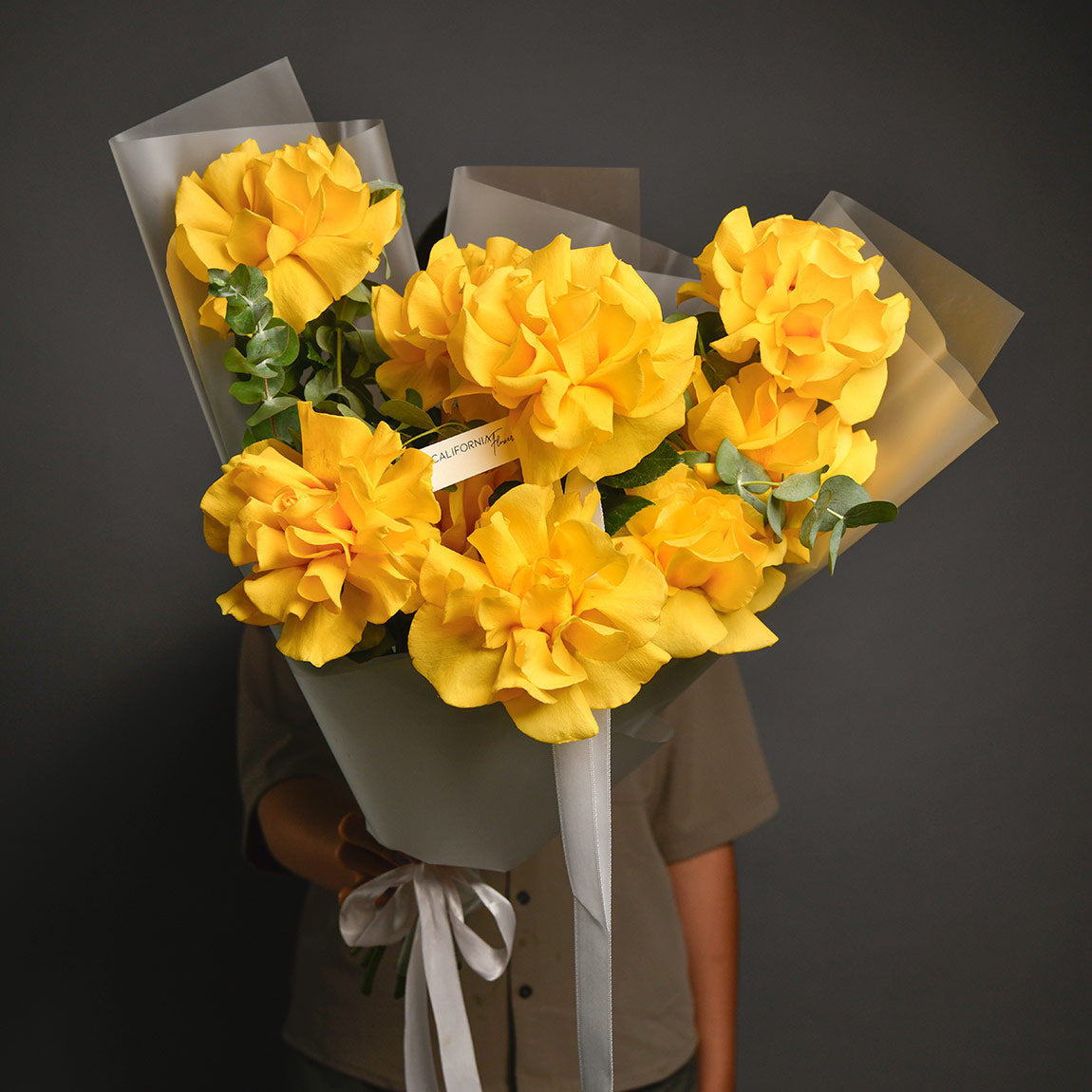 Flori de Paste - California Flowers, Buchet 7 trandafiri speciali galbeni si eucalipt, californiaflowers.mom