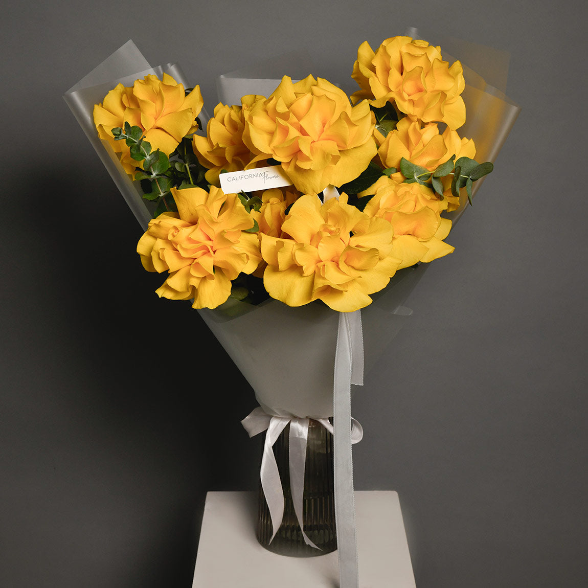 Buchet 7 trandafiri speciali galbeni si eucalipt, 3, californiaflowers.mom