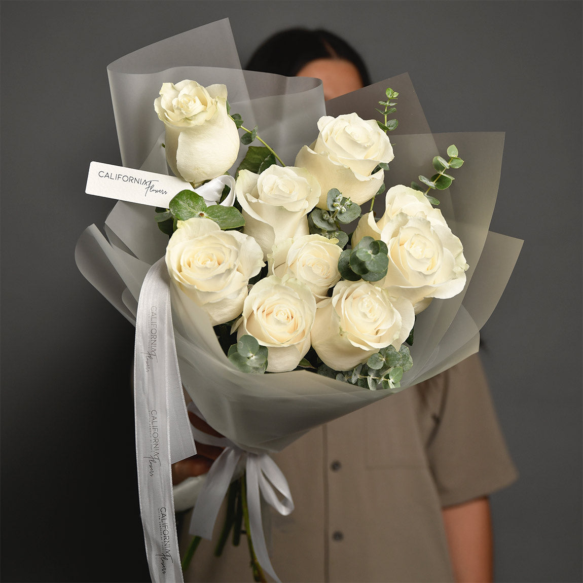 Flori pentru iubita – California Flowers, Buchet 9 trandafiri albi, californiaflowers.mom