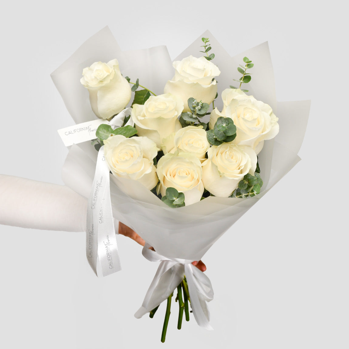 Flori pentru iubita – California Flowers, Buchet 9 trandafiri albi, californiaflowers.mom