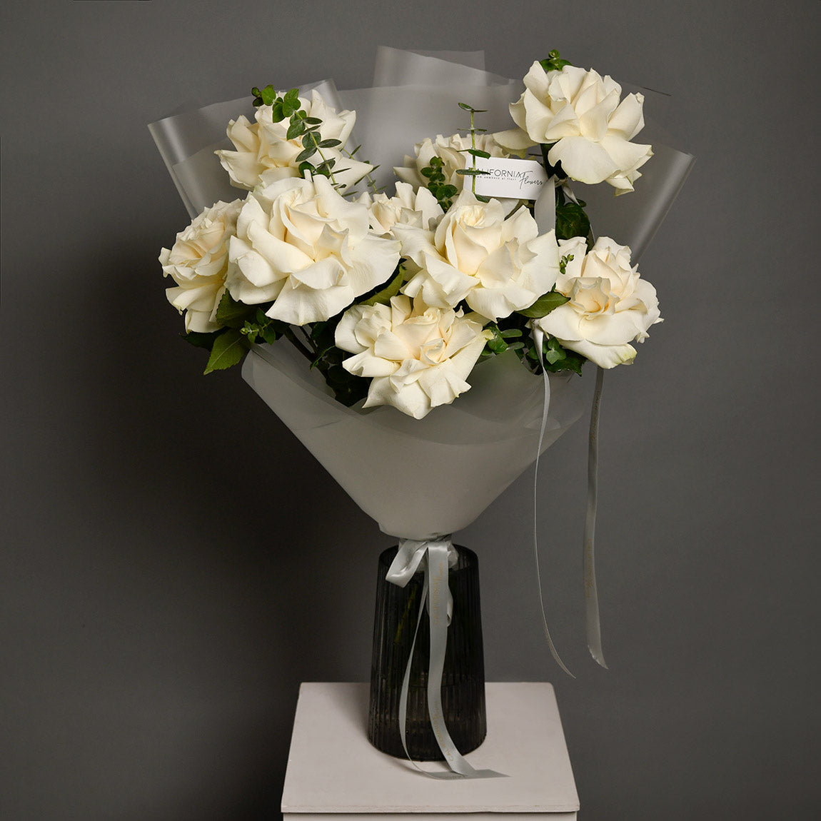 Buchet 9 trandafiri albi speciali si eucalipt, 3, californiaflowers.mom