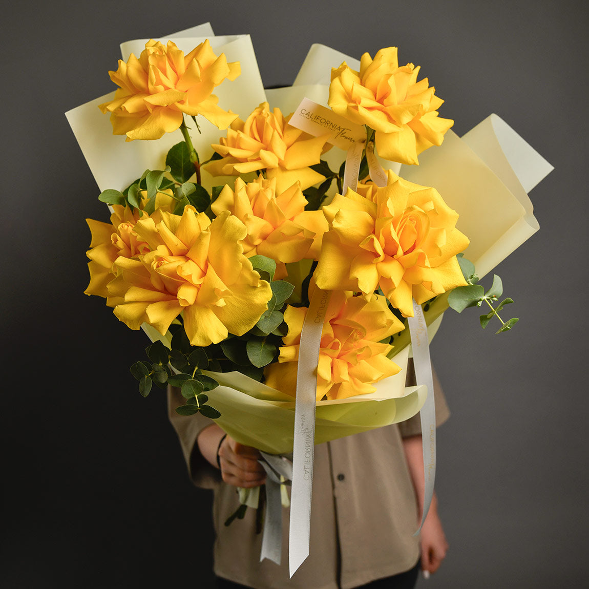 Flori de Paste - California Flowers, Buchet 9 trandafiri galbeni speciali si eucalipt, californiaflowers.mom
