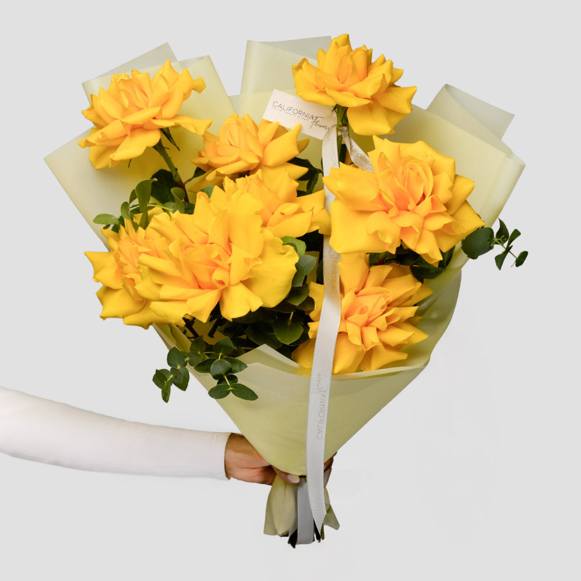 Flori de Paste - California Flowers, Buchet 9 trandafiri galbeni speciali si eucalipt, californiaflowers.mom