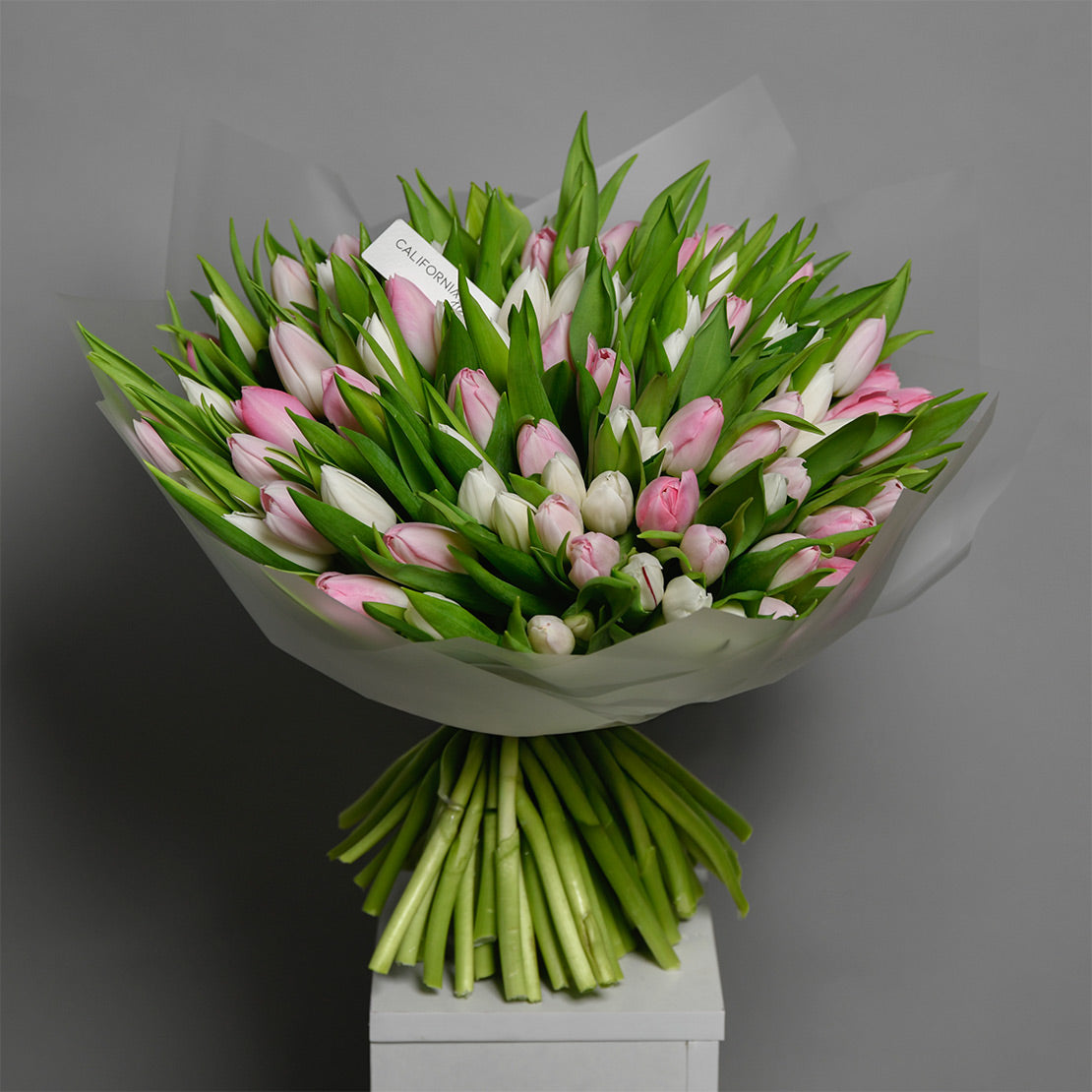 Buchet 101 lalele albe si roz, 3, californiaflowers.mom