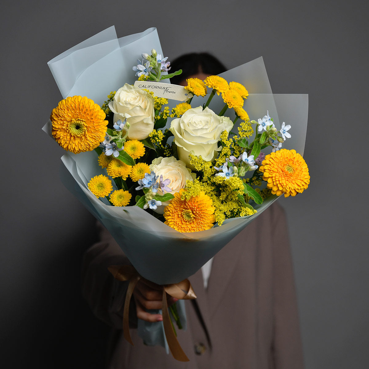 Buchet gerbera galbena si trandafiri, 4, californiaflowers.mom