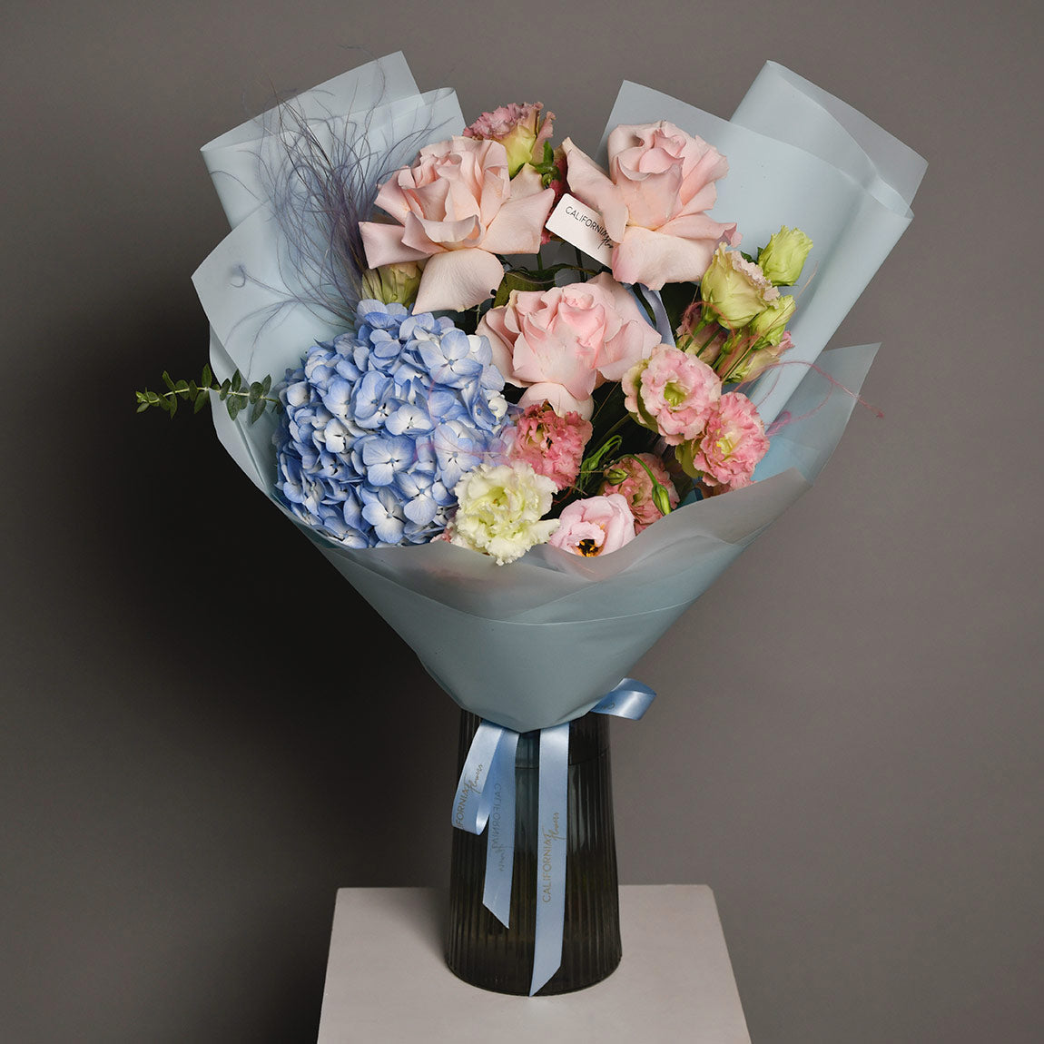 Buchet hortensie albastra si trandafiri speciali roz, 3, californiaflowers.mom