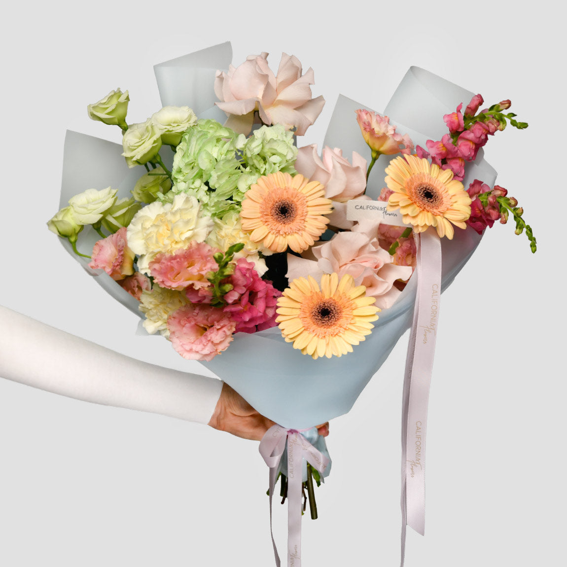 Flori de Sf. Maria - California Flowers, Buchet hortensie, gerbera si trandafiri speciali, californiaflowers.mom