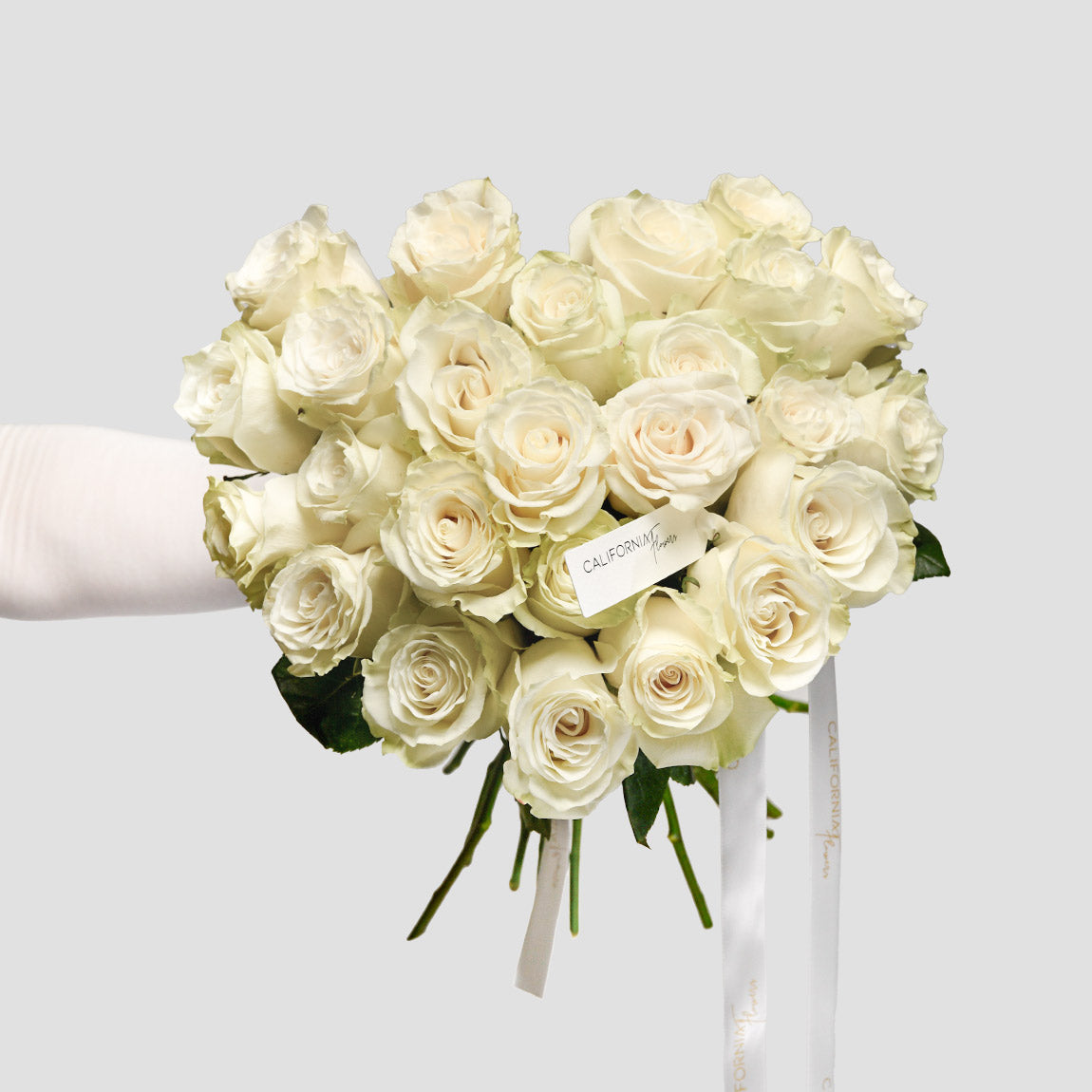 Flori de Valentine's Day - California Flowers, Buchet inima trandafiri albi, californiaflowers.mom