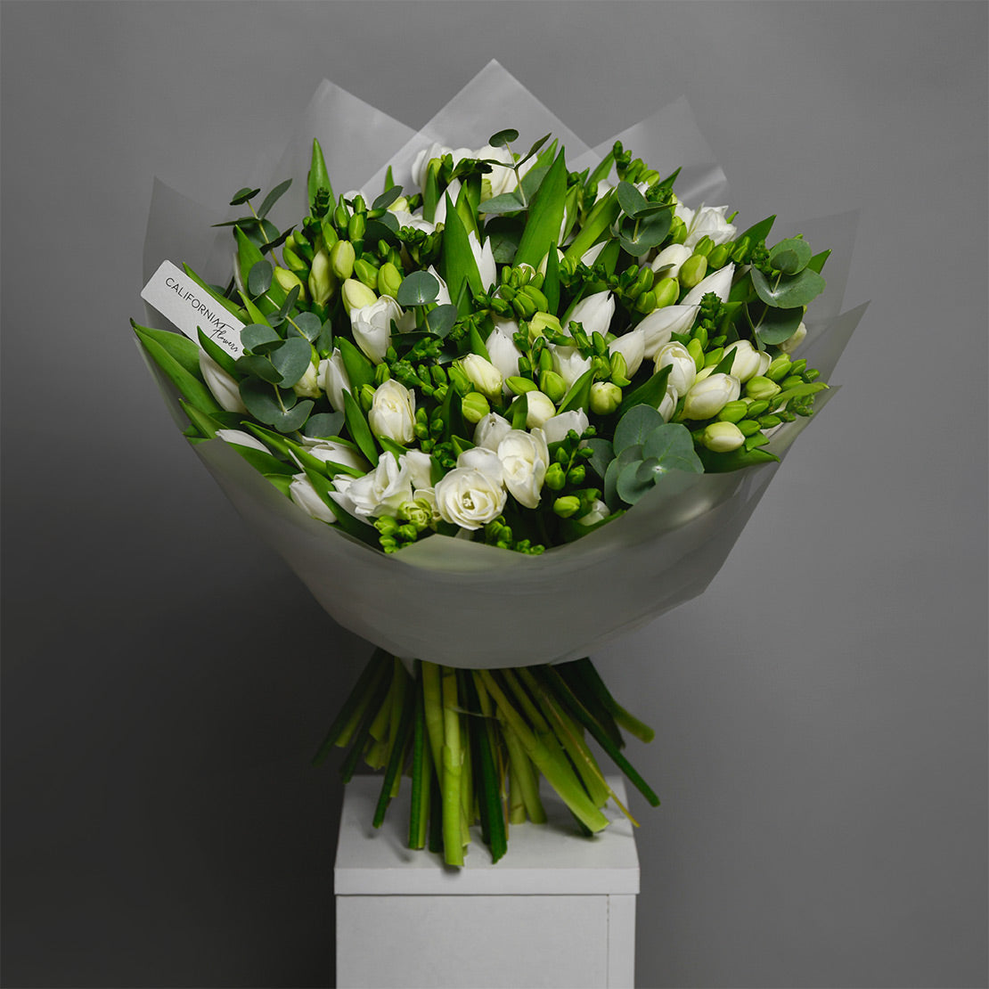 Buchet lalele, frezii si eucalipt, 3, californiaflowers.mom