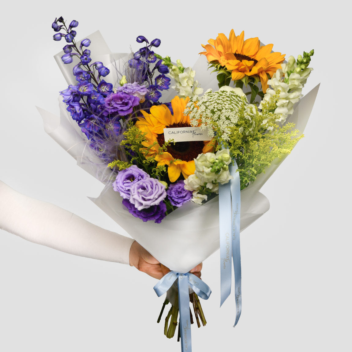 Buchete hortensii - California Flowers, Buchet lisianthus, floarea soarelui si delphinium, californiaflowers.mom