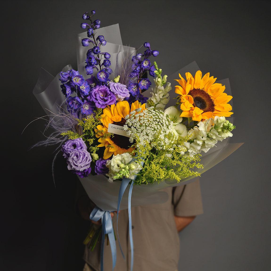 Buchete hortensii - California Flowers, Buchet lisianthus, floarea soarelui si delphinium, californiaflowers.mom