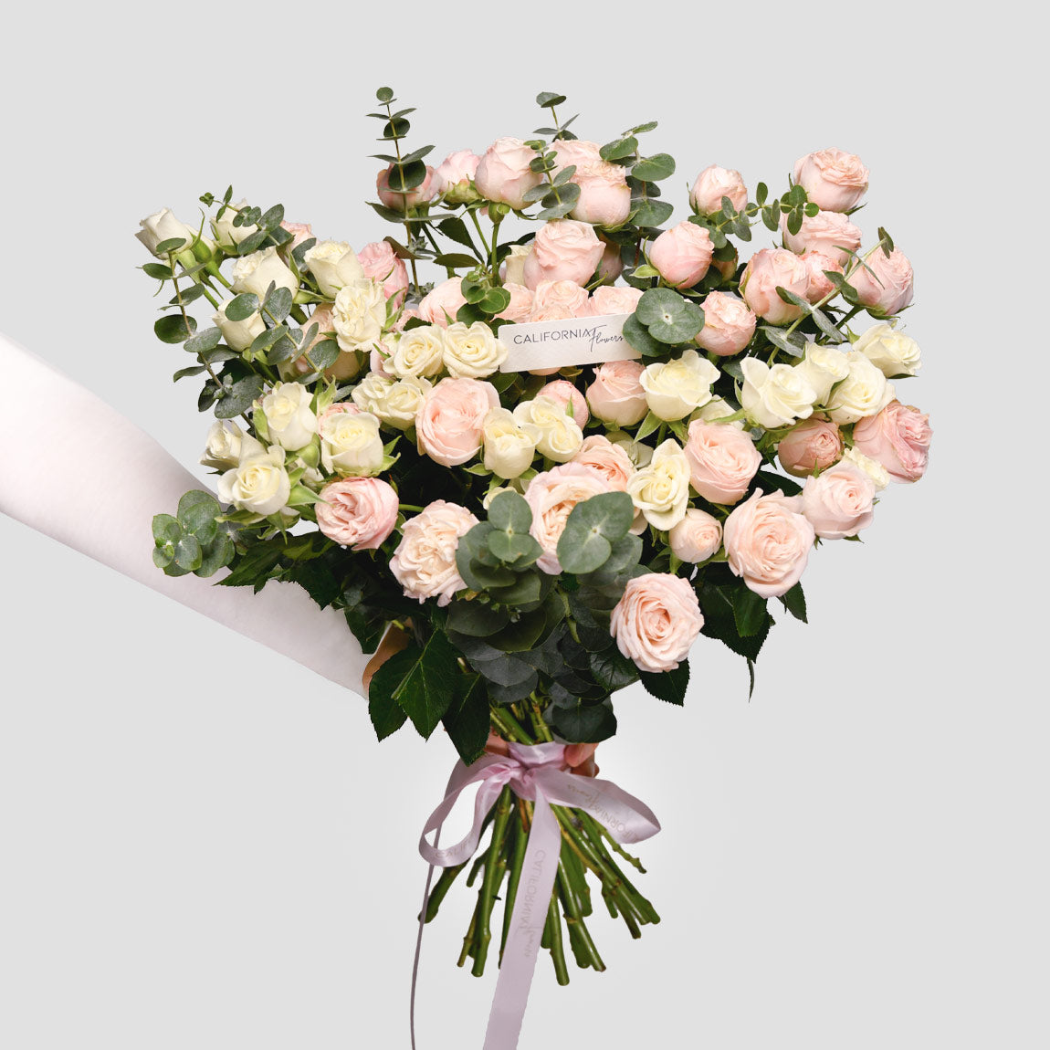 Flori de Dragobete - California Flowers, Buchet miniroze albe si roz, californiaflowers.mom
