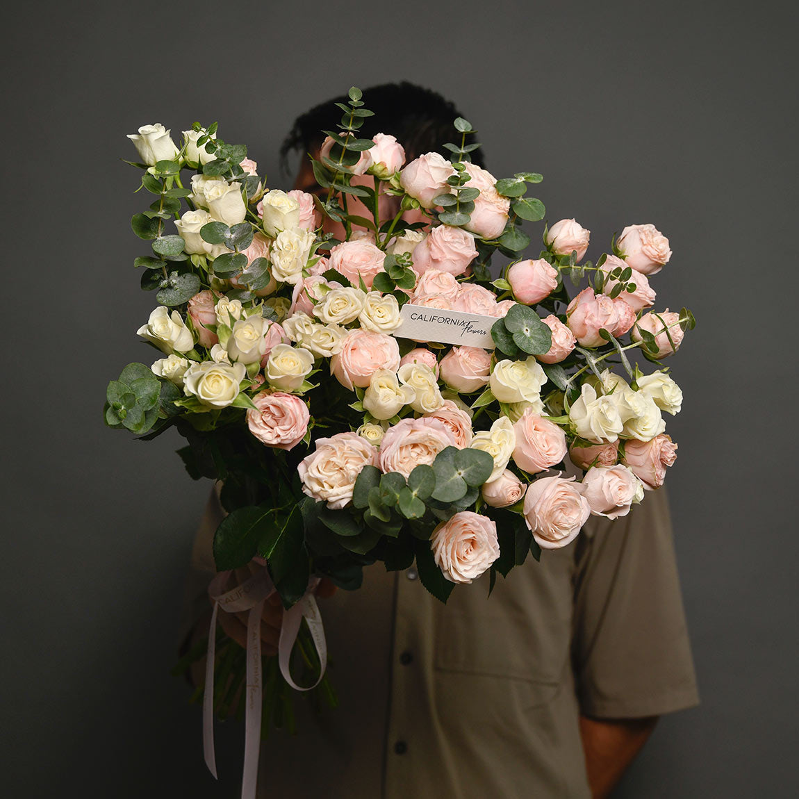Flori de Dragobete - California Flowers, Buchet miniroze albe si roz, californiaflowers.mom