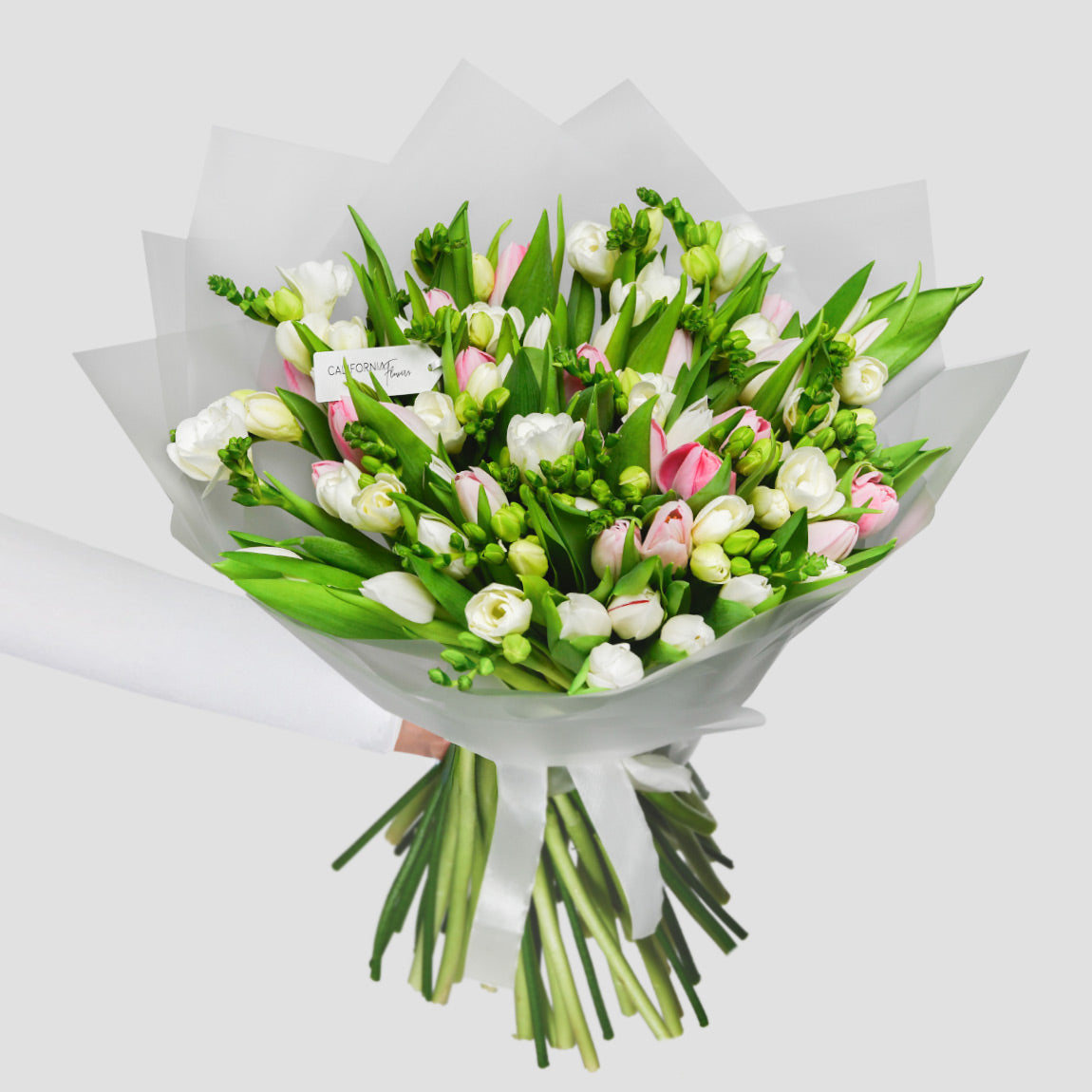 Flori de 8 Martie - California Flowers, Buchet mixt lalele si frezii, californiaflowers.mom