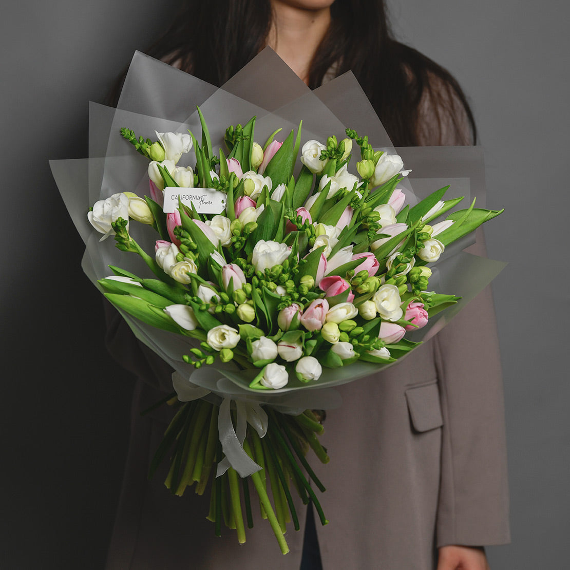 Flori de 8 Martie - California Flowers, Buchet mixt lalele si frezii, californiaflowers.mom