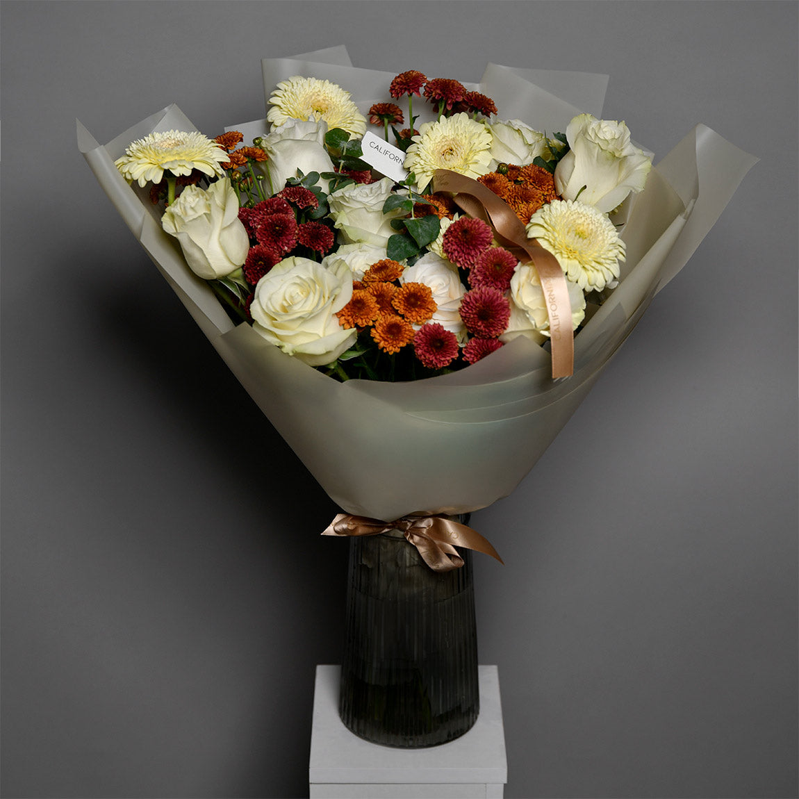 Buchet santini si trandafiri albi, 3, californiaflowers.mom