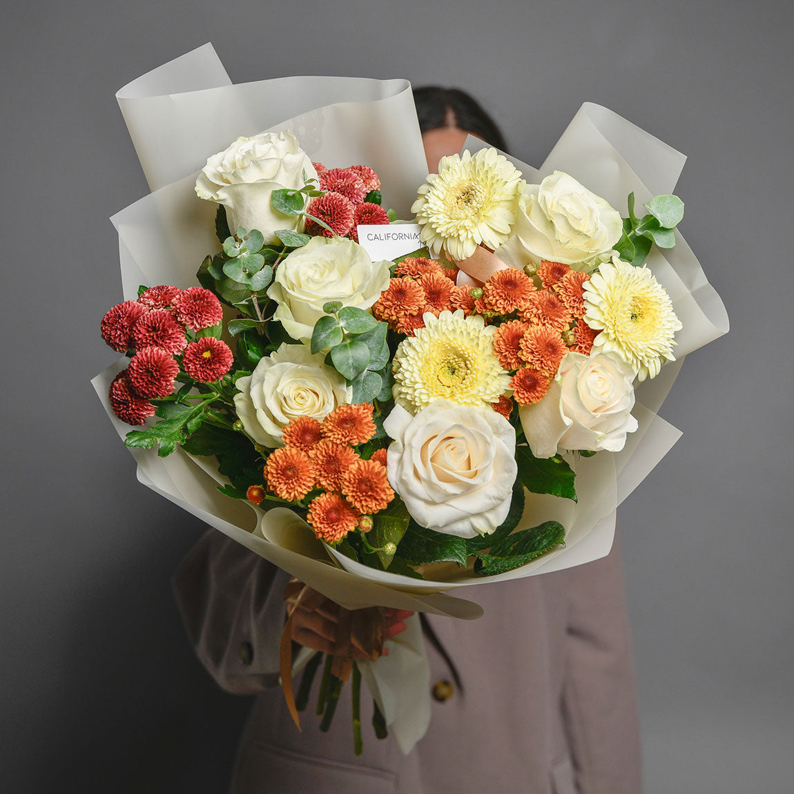 Buchet santini si trandafiri albi, 4, californiaflowers.mom