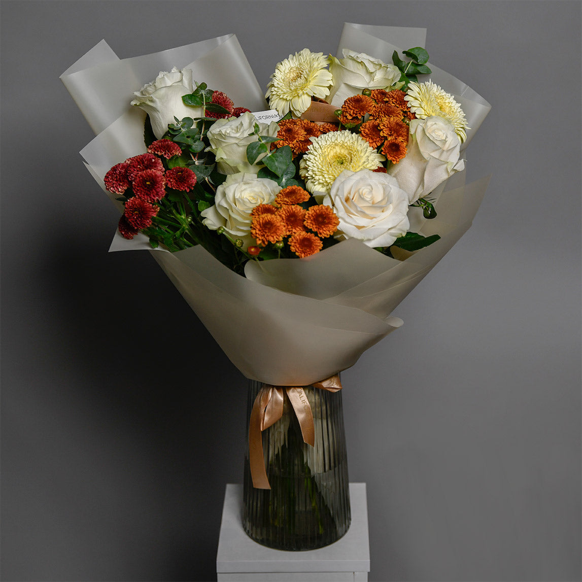 Buchet santini si trandafiri albi, 7, californiaflowers.mom