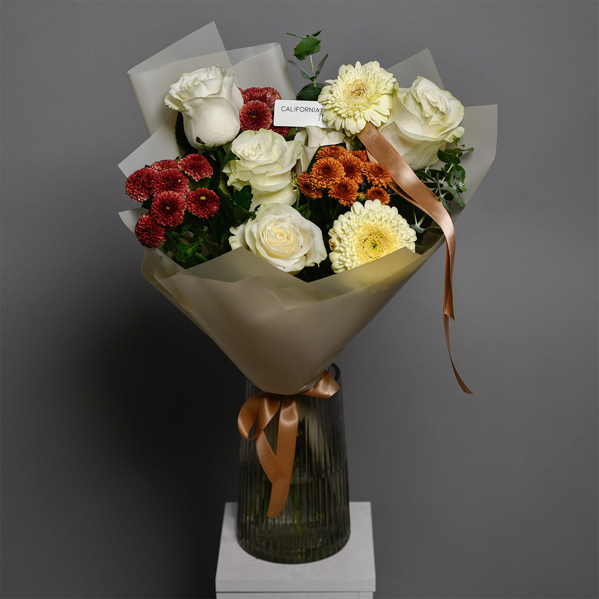 Buchet santini si trandafiri albi, 9, californiaflowers.mom