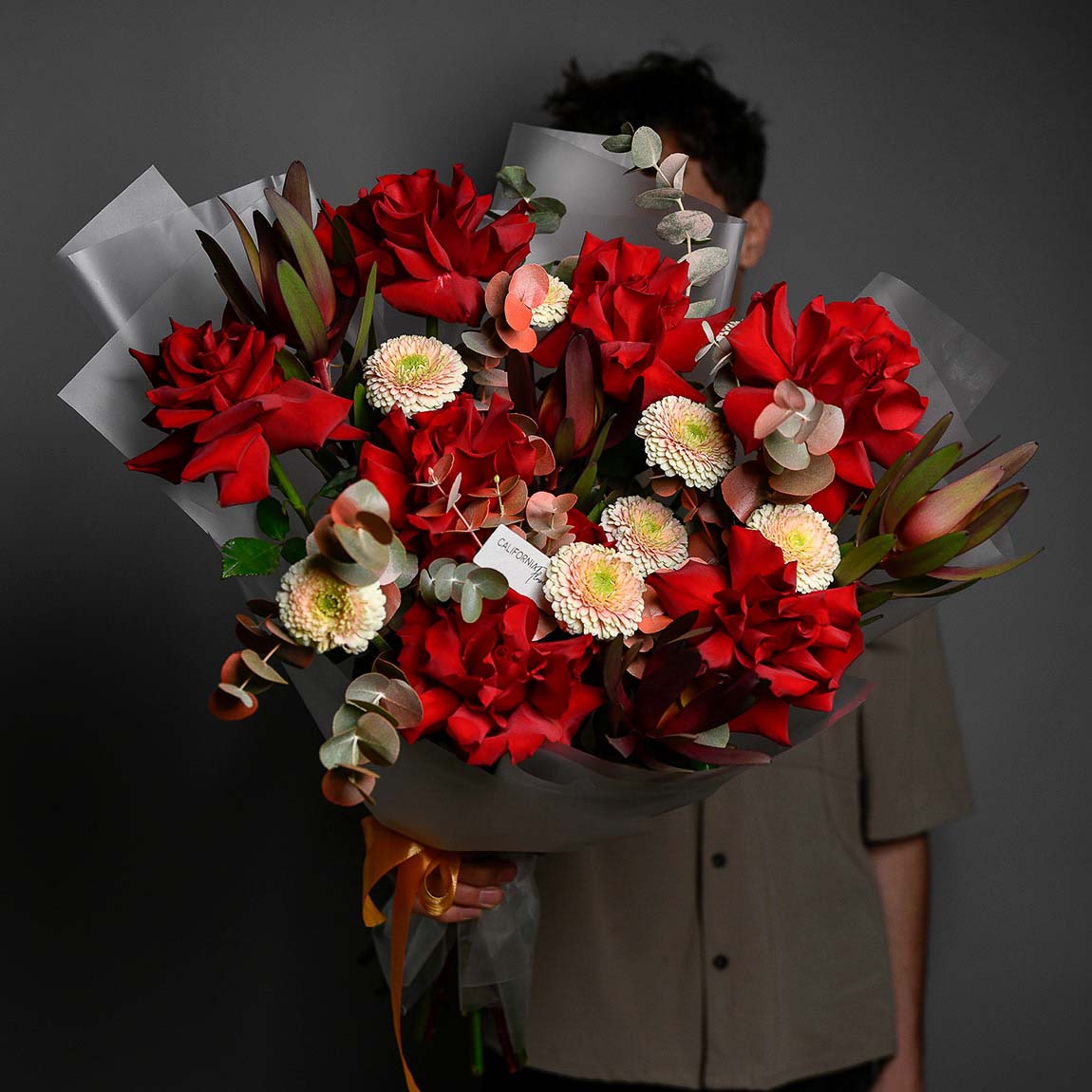 Buchet trandafiri rosii si gerbera crem, 4, californiaflowers.mom