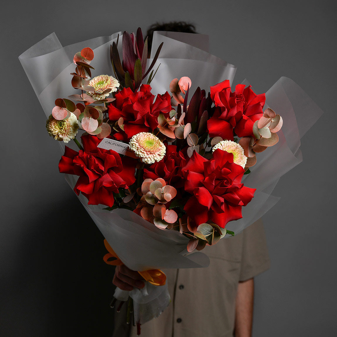 Buchet trandafiri rosii si gerbera crem, 5, californiaflowers.mom
