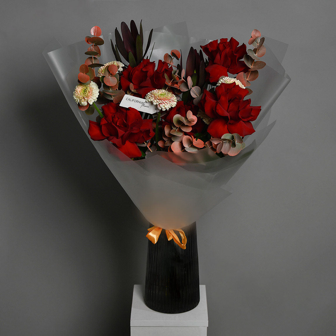 Buchet trandafiri rosii si gerbera crem, 8, californiaflowers.mom