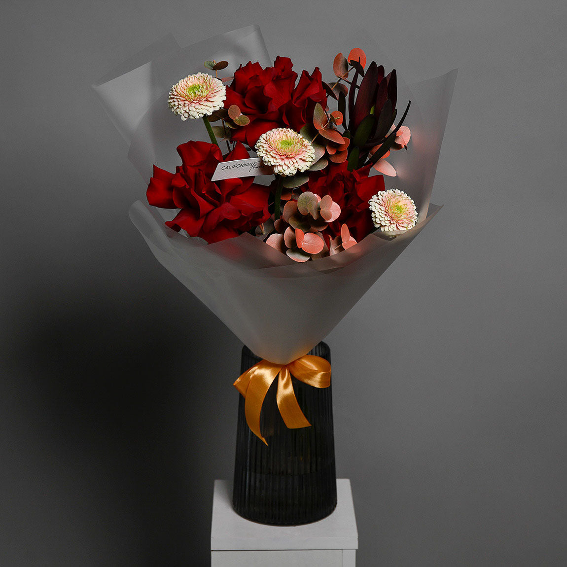 Buchet trandafiri rosii si gerbera crem, 9, californiaflowers.mom