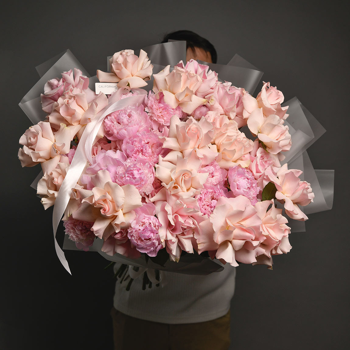 Flori de Paste - California Flowers, Buchet trandafiri roz speciali si bujori, californiaflowers.mom
