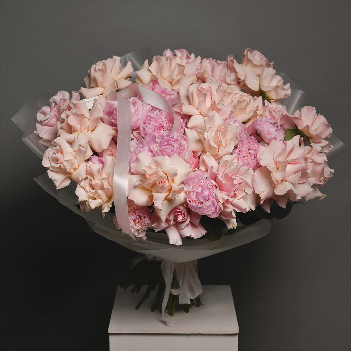 Buchet trandafiri roz speciali si bujori, 3, californiaflowers.mom