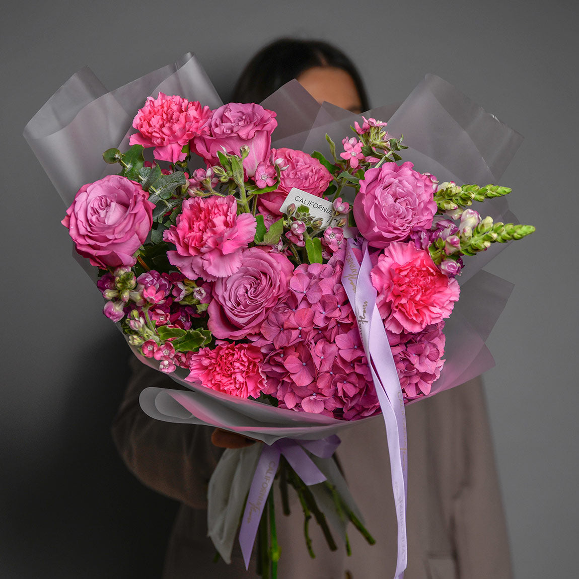 Flori de primavara, Buchet trandafiri si hortensie fucsia, californiaflowers.mom