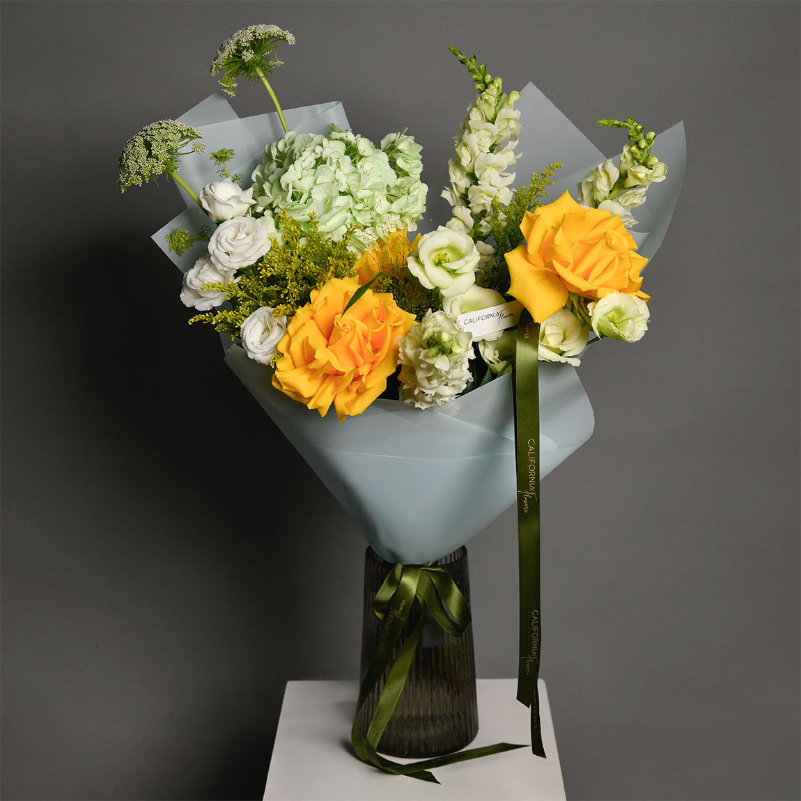 Buchet trandafiri speciali galbeni, lisianthus si hortensie, 3, californiaflowers.mom