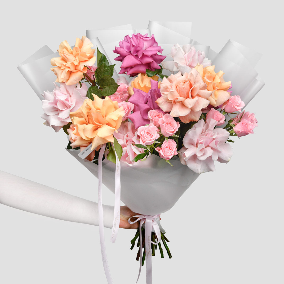 Flori de primavara, Buchet trandafiri multicolori si miniroze, californiaflowers.mom