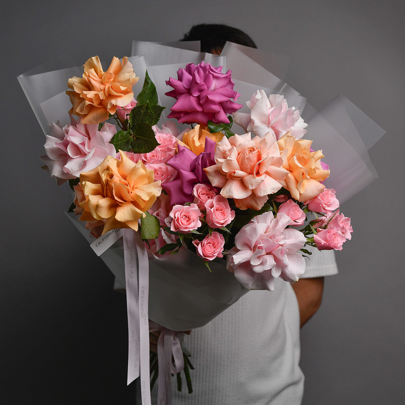 Flori de primavara, Buchet trandafiri multicolori si miniroze, californiaflowers.mom