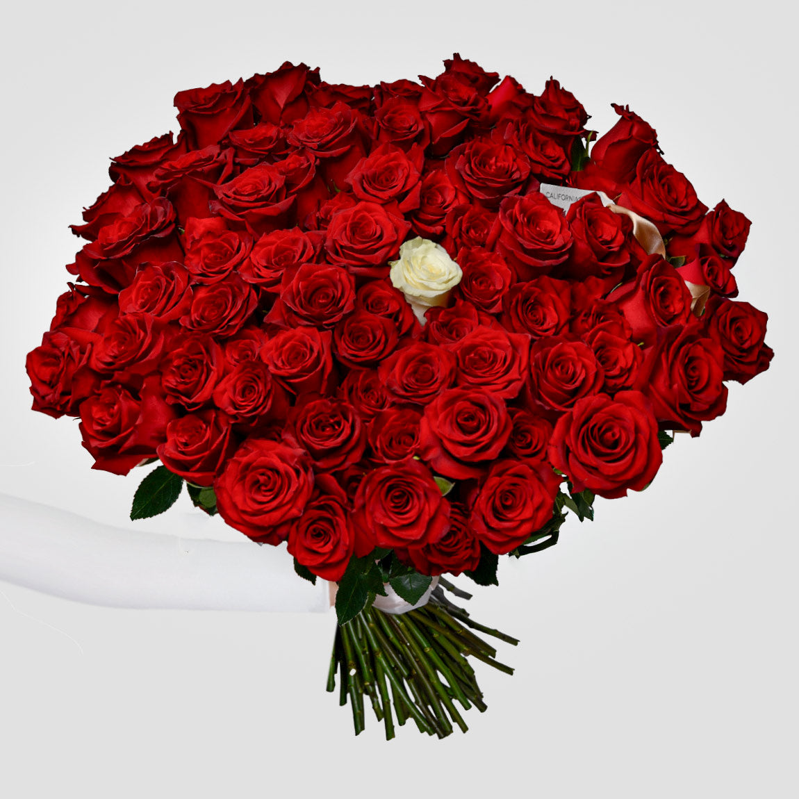 Flori de Dragobete - California Flowers, Buchet 101 trandafiri rosii si alb, californiaflowers.mom