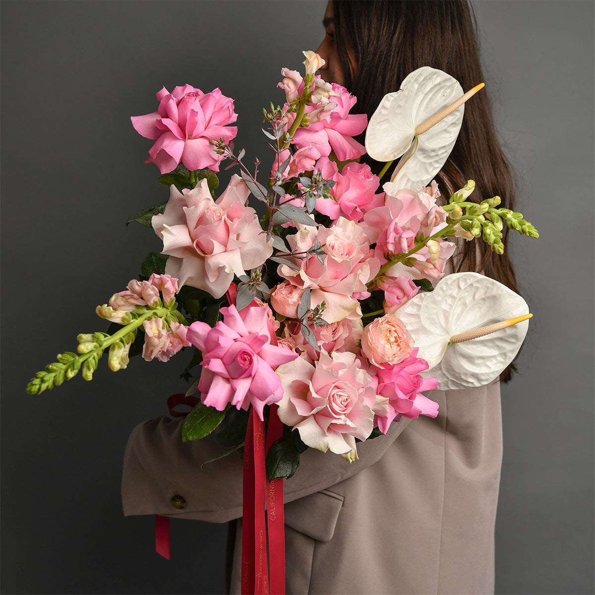 Flori de Paste - California Flowers, Buchet anthurium, trandafiri speciali, matthiola si antirinium, californiaflowers.mom
