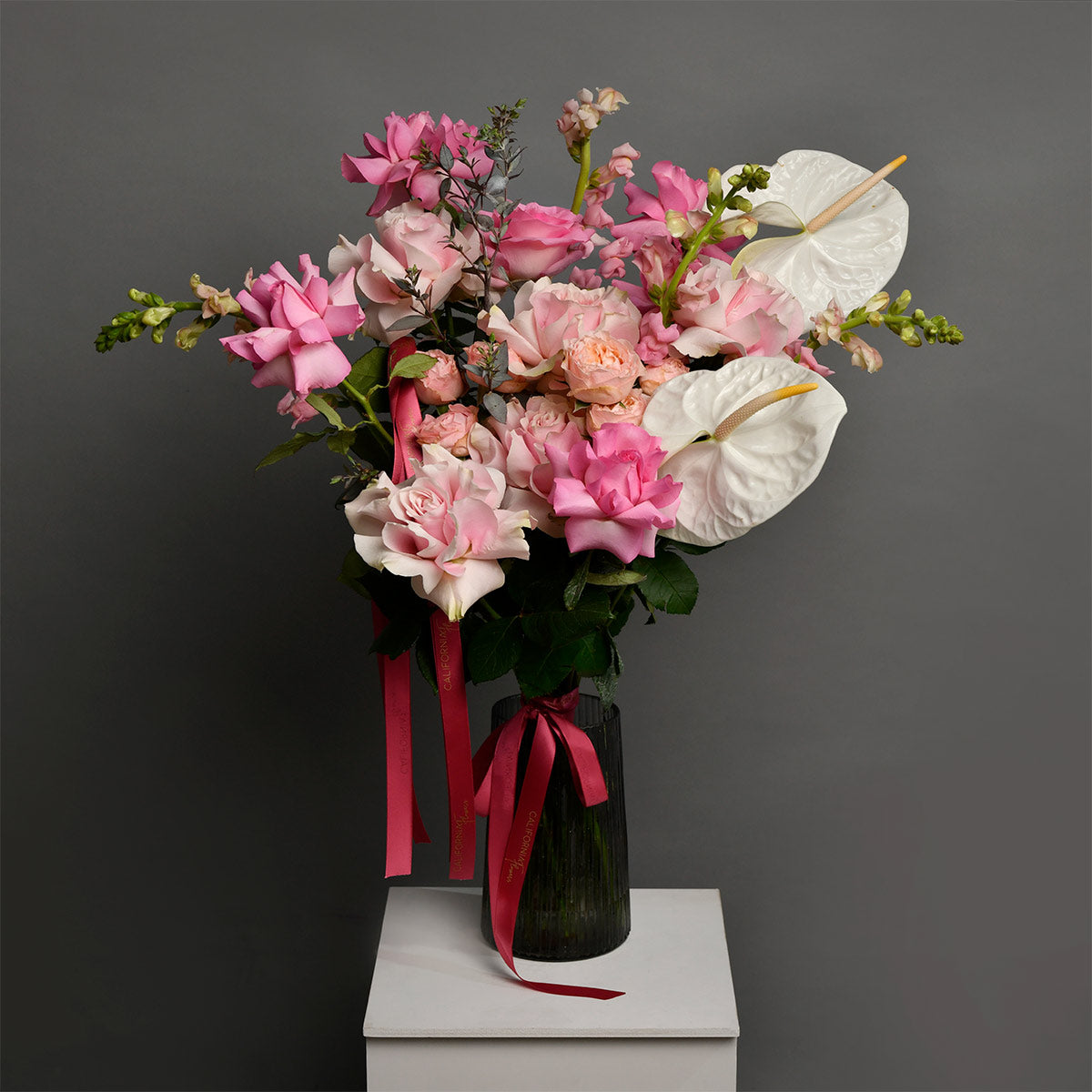 Buchet anthurium, trandafiri speciali, matthiola si antirinium, 3, californiaflowers.mom
