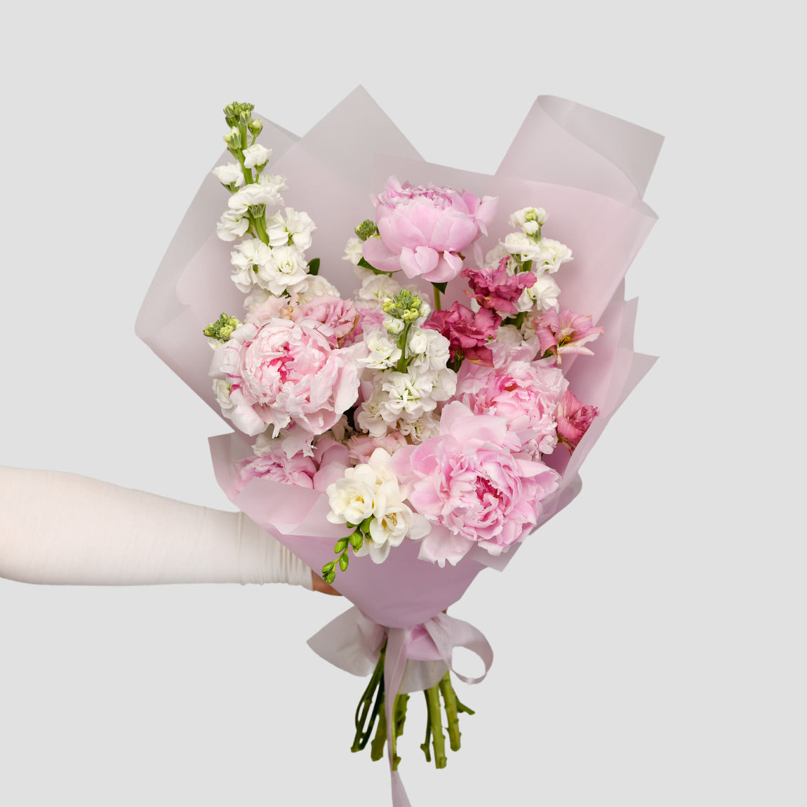 Buchete bujori - California Flowers, Buchet bujori naturali roz, frezii si lisianthus, californiaflowers.mom
