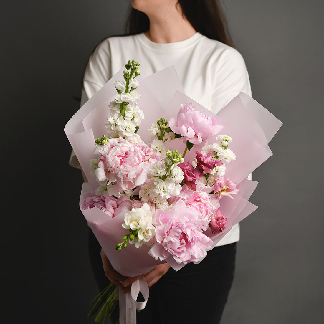 Buchete bujori - California Flowers, Buchet bujori naturali roz, frezii si lisianthus, californiaflowers.mom