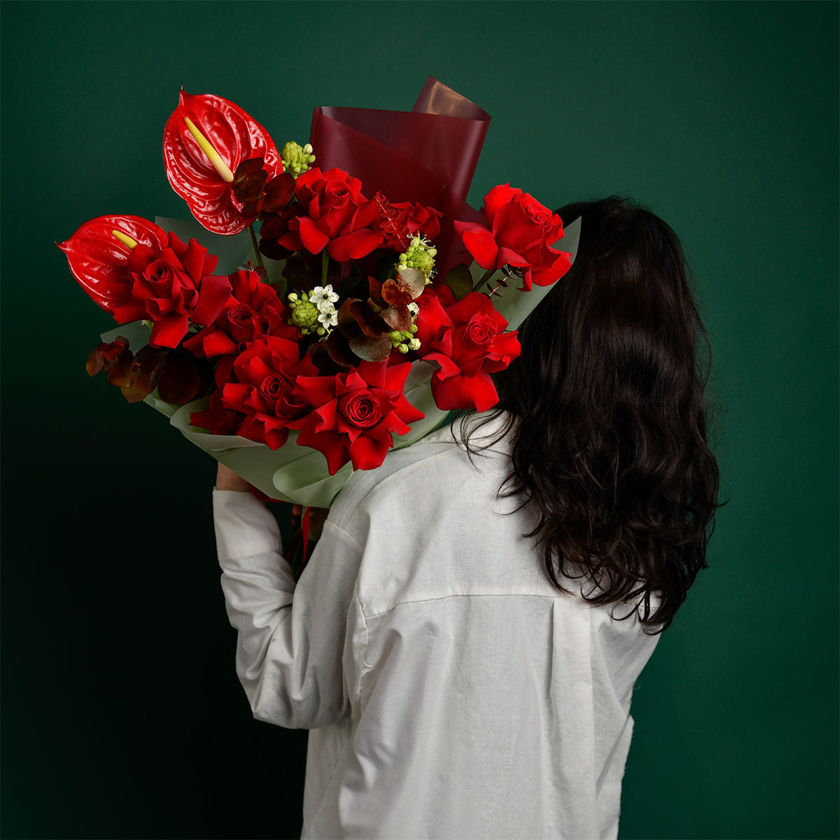 Buchet cu trandafiri speciali rosii, anthurium si ornithogalum, 3, californiaflowers.mom