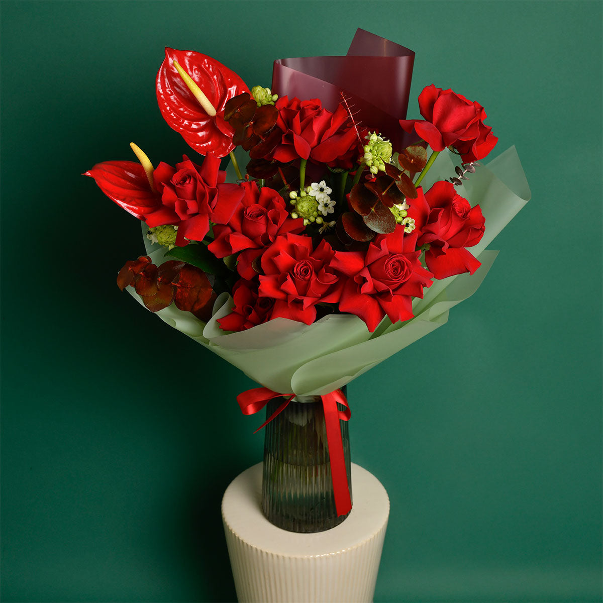 Buchet cu trandafiri speciali rosii, anthurium si ornithogalum, 5, californiaflowers.mom