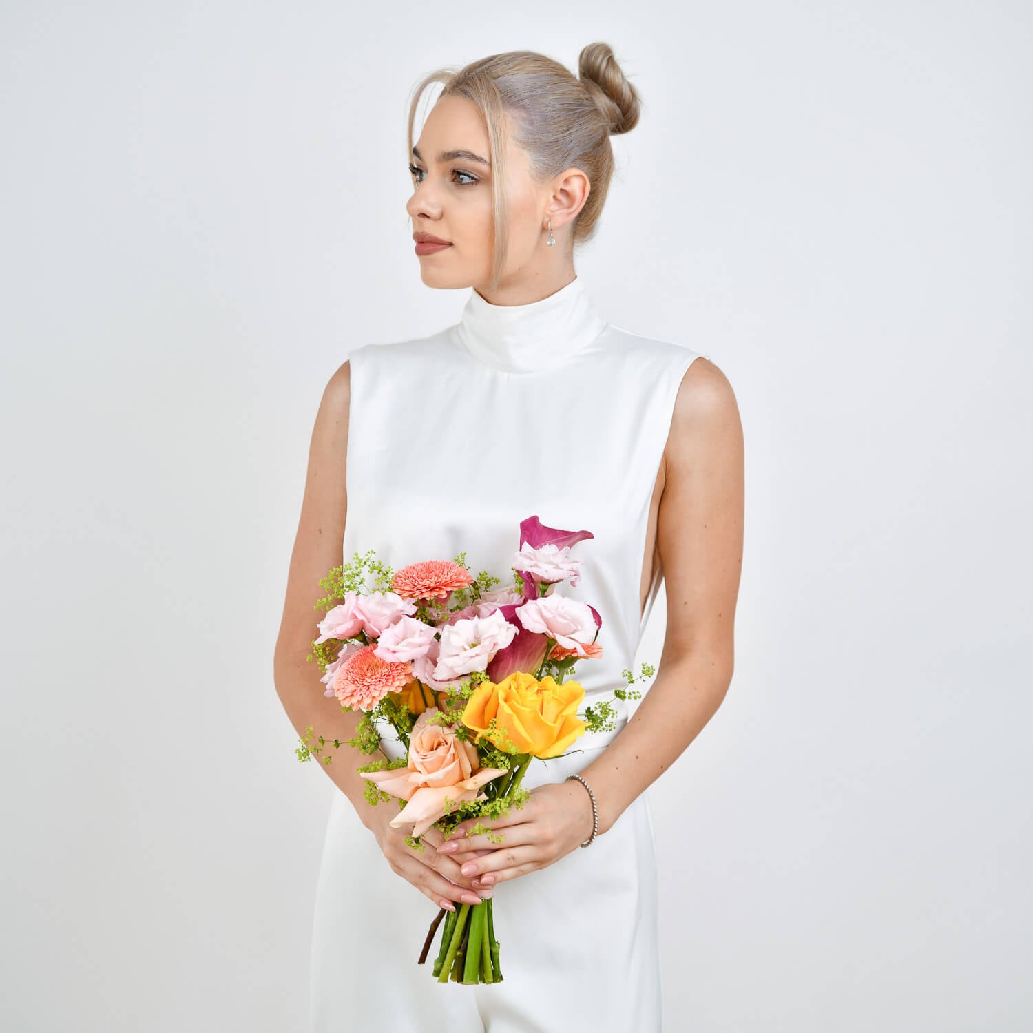 Buchete mireasa si nasa - California Flowers, Buchet de mireasa cu lisianthus, trandafiri si cale, californiaflowers.mom
