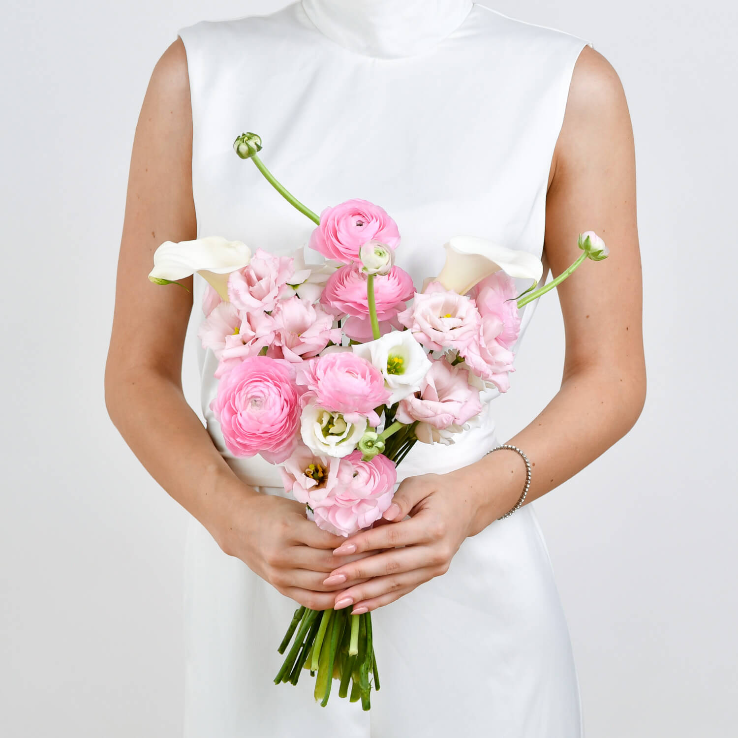 Buchete mireasa si nasa - California Flowers, Buchet de mireasa cu ranunculus roz si lisianthus, californiaflowers.mom