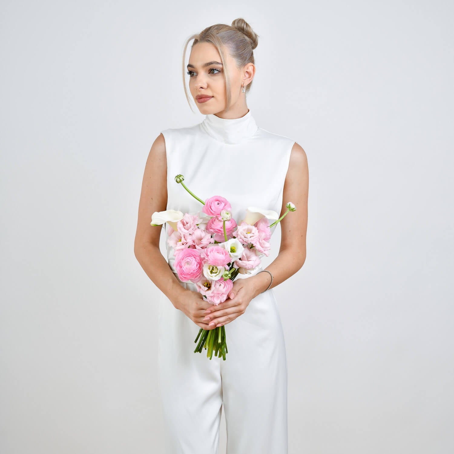 Buchete mireasa si nasa - California Flowers, Buchet de mireasa cu ranunculus roz si lisianthus, californiaflowers.mom