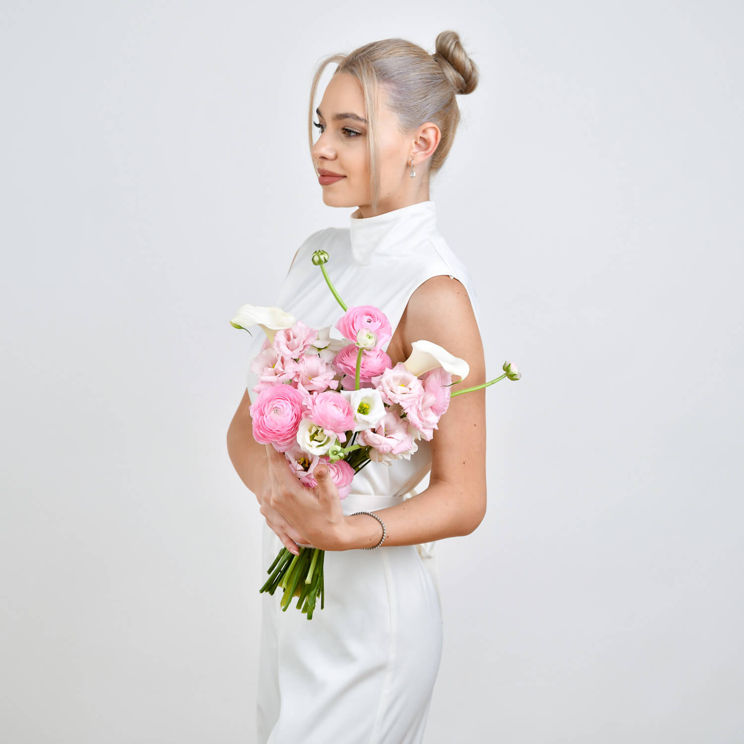 Buchet de mireasa cu ranunculus roz si lisianthus, 3, californiaflowers.mom