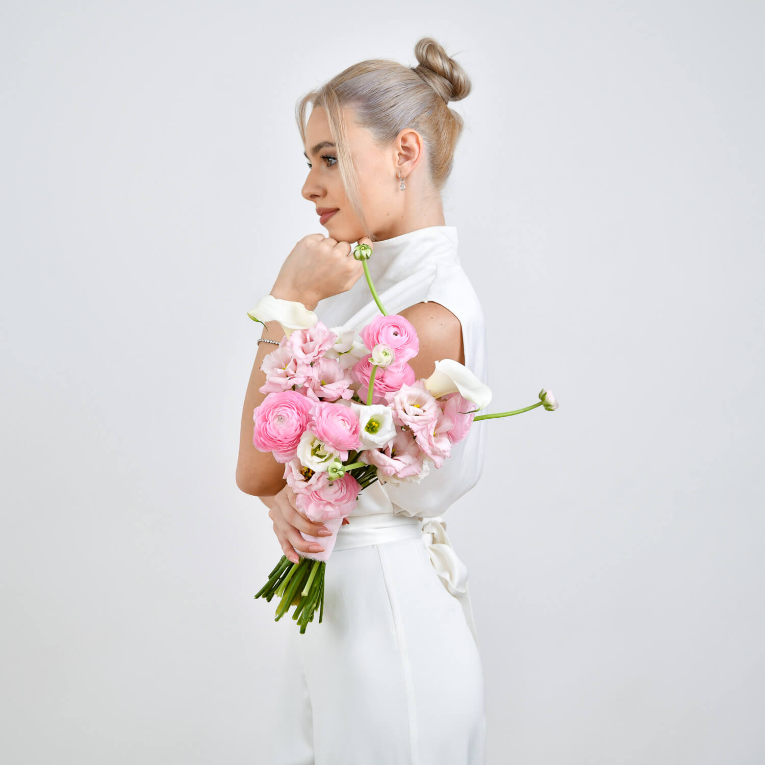 Buchet de mireasa cu ranunculus roz si lisianthus, 4, californiaflowers.mom