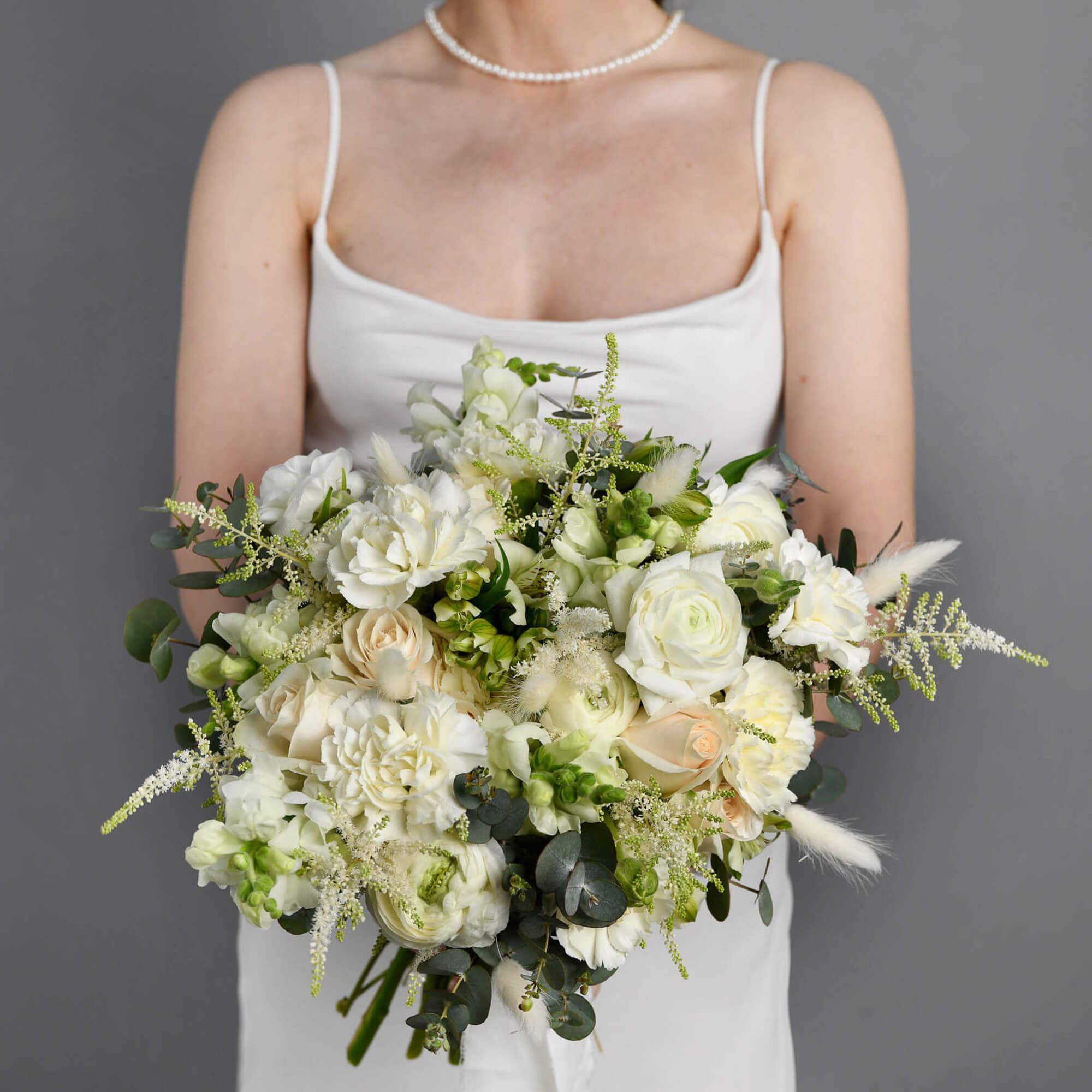 Buchete mireasa si nasa - California Flowers, Buchet de mireasa cu ranunculus si astilbe, californiaflowers.mom