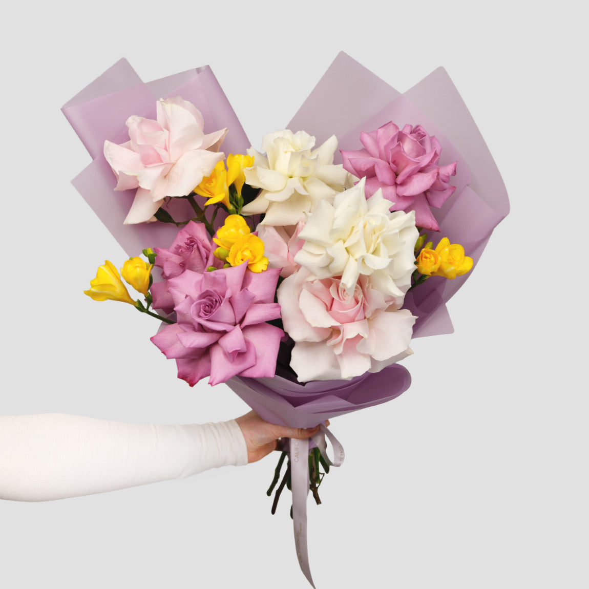 Flori de 1 Martie - California Flowers, Buchet frezii galbene si trandafiri, californiaflowers.mom