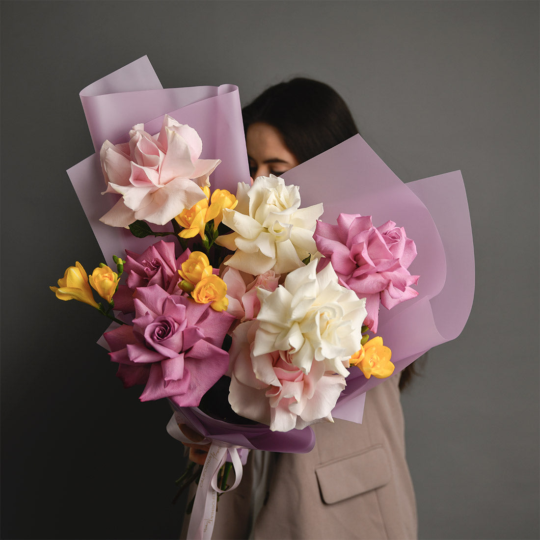 Flori de 1 Martie - California Flowers, Buchet frezii galbene si trandafiri, californiaflowers.mom