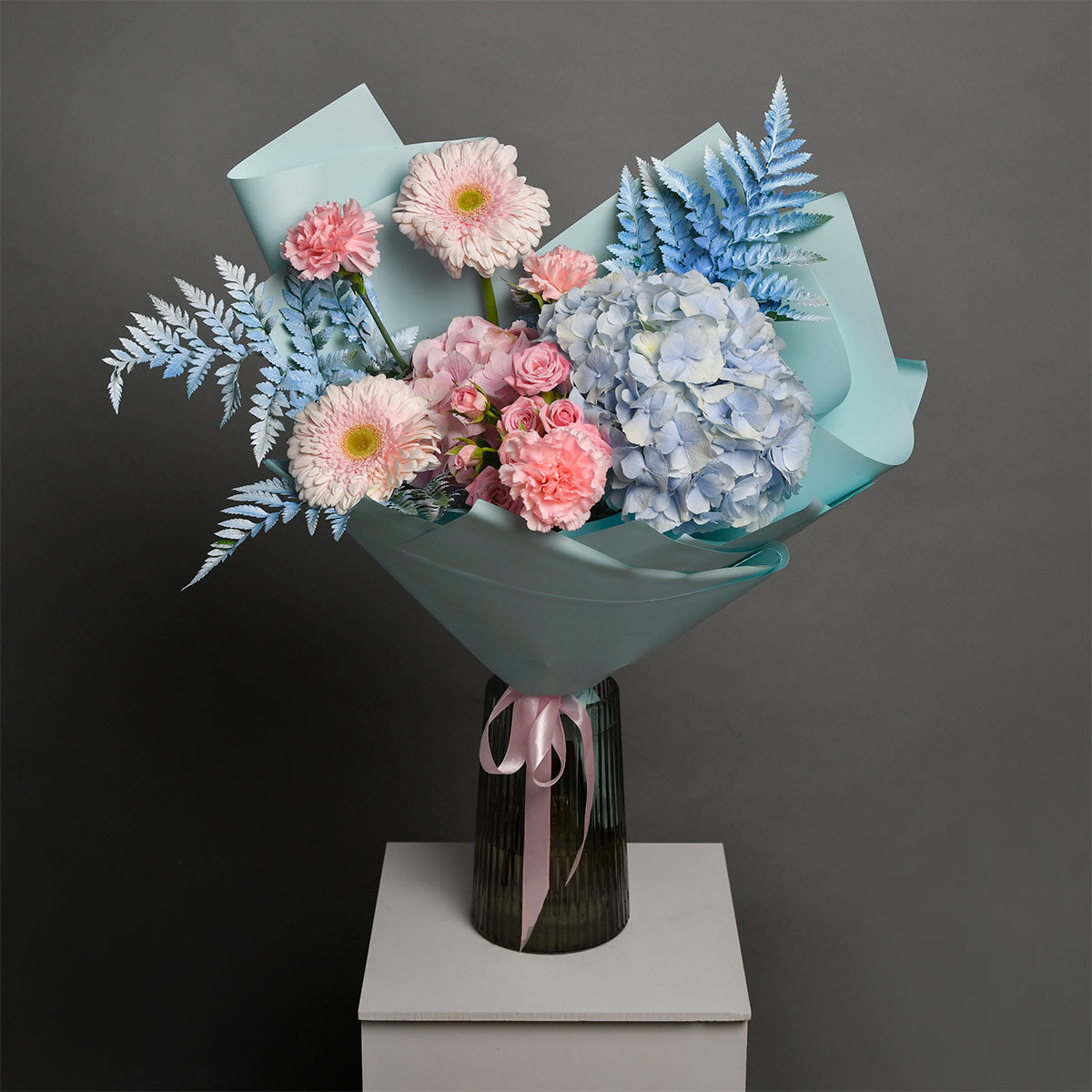 Buchet gerbera roz, hortensie si dianthus, 4, californiaflowers.mom